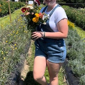 Women’s denim overalls, adjustable straps and pockets!